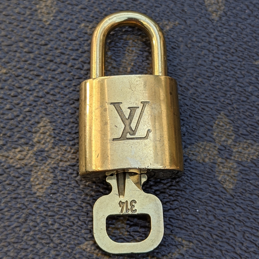 ⭐ #314 vintage Louis Vuitton padlock and ke